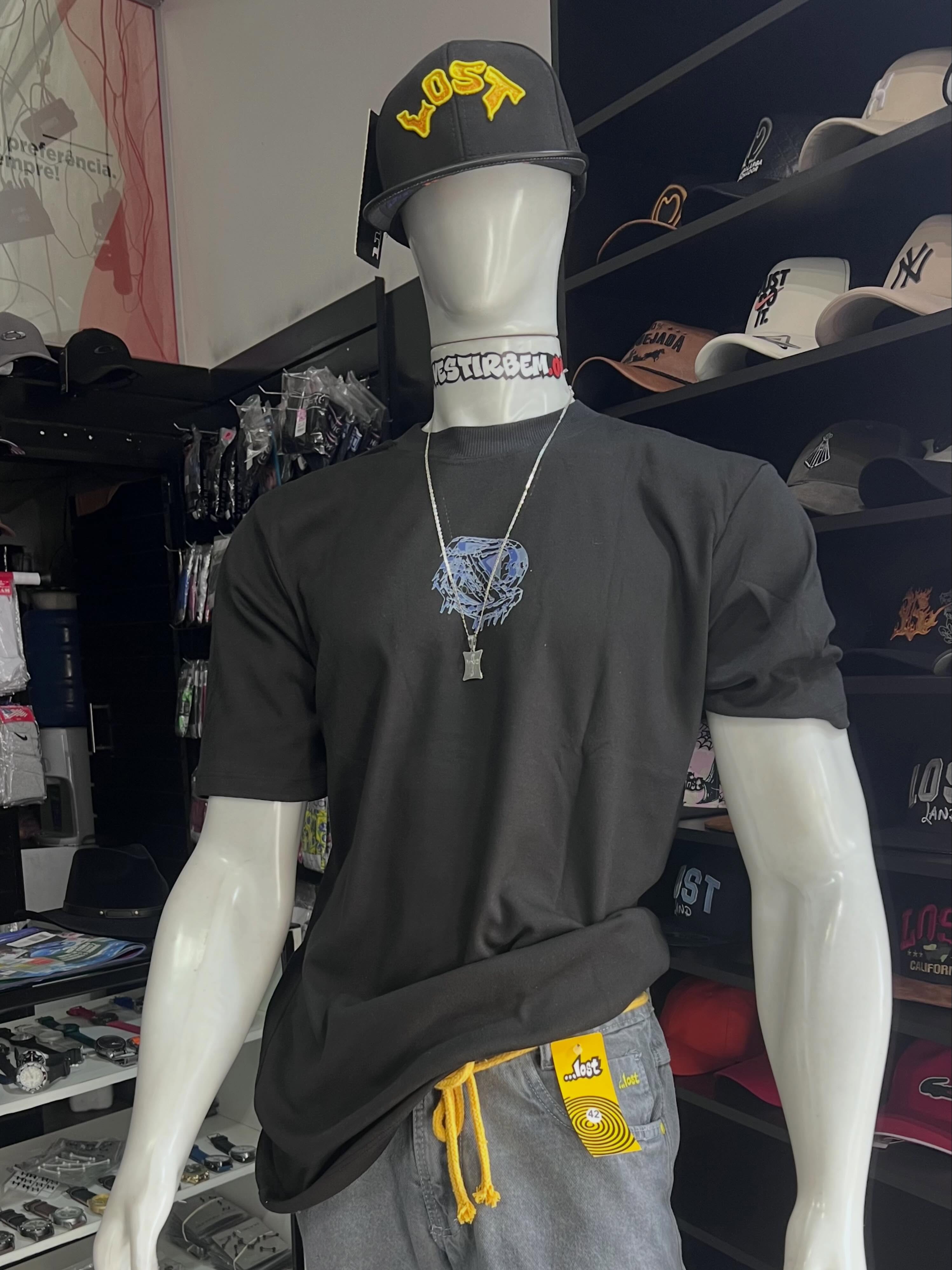 Loja Vestir Bem — arara e manequim com look streetwear